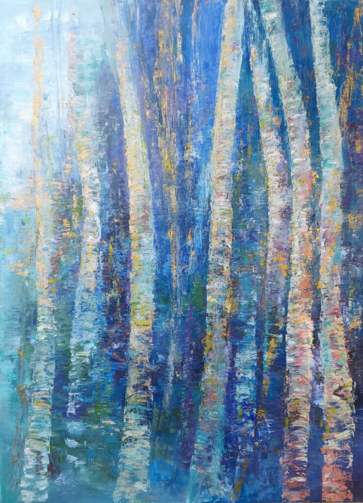 tableau qui représente une forêt de bouleaux aux reflets bleus, qui se plonge dans l'eau, huile sur toile de Corinne Foucouin, 130 × 97 cm. Corinne Foucouin – Laminaires, (huile et pigments sur toile de lin, 130 × 97 cm). Une composition contemporaine où les troncs de bouleaux se fondent dans un jeu de reflets bleus, et dans un univers quasi aquatique, évoquant une nature vibrante et poétique,
